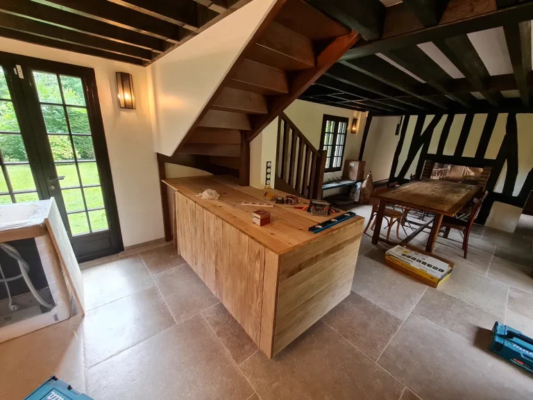 Cuisine en bois massif avec îlot, au pied d’un escalier ancien – T2AE, Louviers