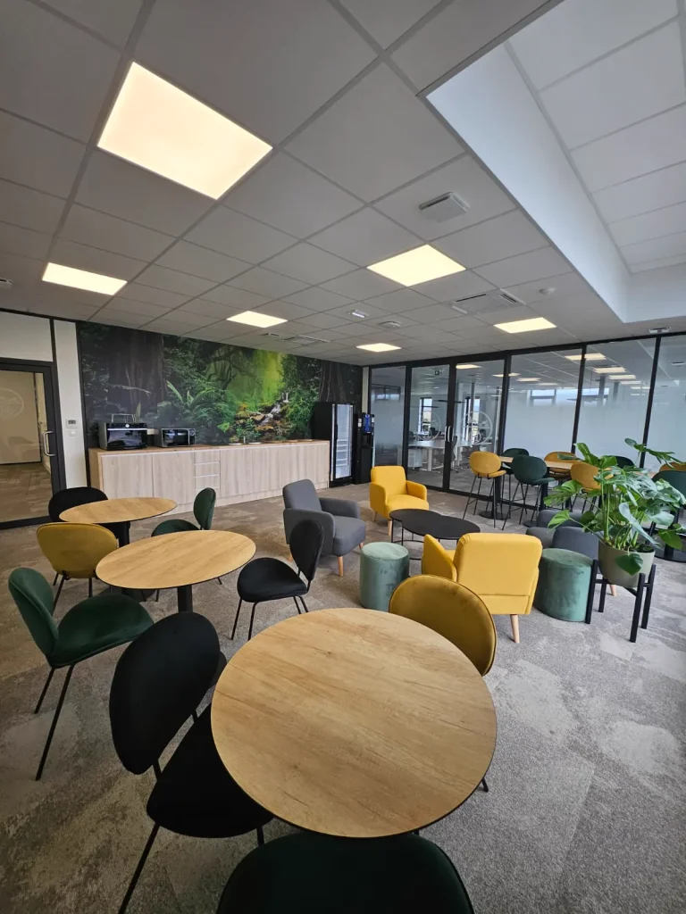 Espace détente de bureaux avec mobilier coloré – T2AE, Louviers