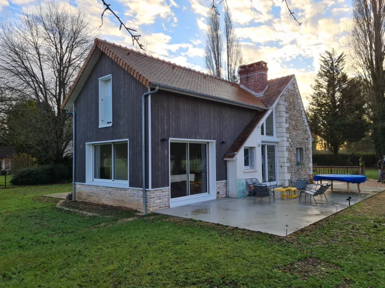 Maison en bardage bois et pierre avec grandes baies coulissantes et terrasse – T2AE, Louviers
