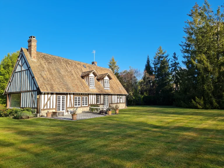 Longère normande à colombages et sa grande pelouse – T2AE, Louviers