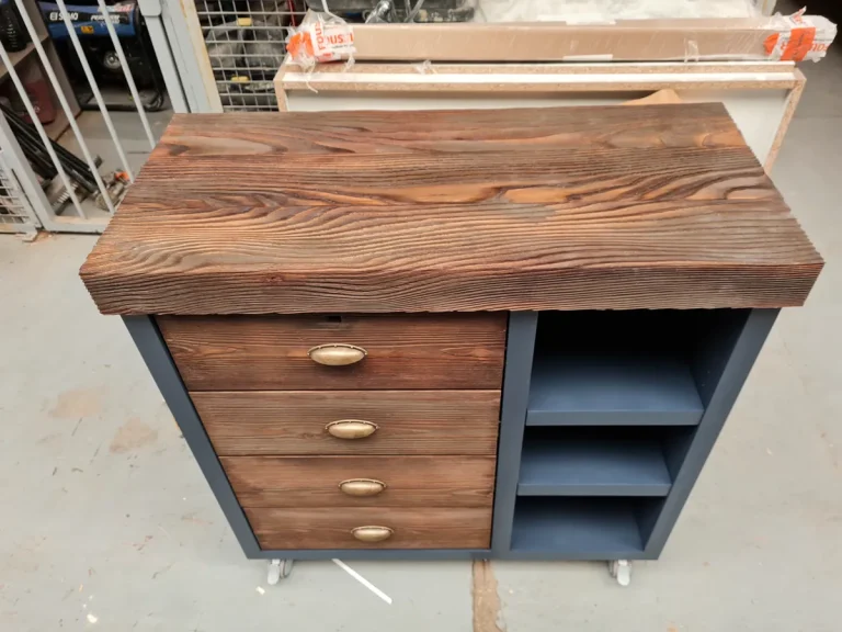 Meuble sur mesure en bois teinté et caisson bleu-gris, en finition à l’atelier – T2AE, Louviers
