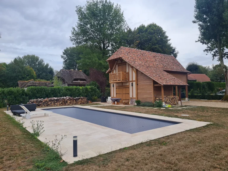 Piscine et pool-house à colombages et bardage chêne – T2AE, Louviers