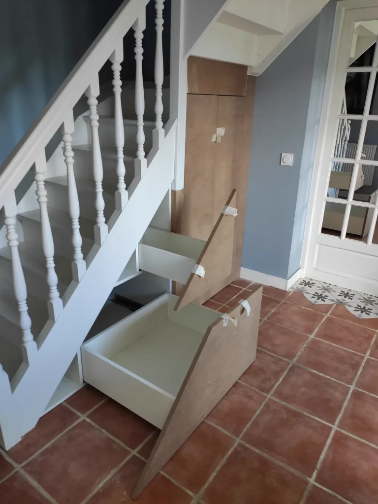 Rangement sous escalier sur mesure avec tiroirs coulissants – T2AE, Louviers