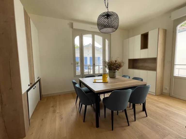 Salle à manger avec colonnes de rangement blanches et niches en chêne sur mesure – T2AE, Louviers