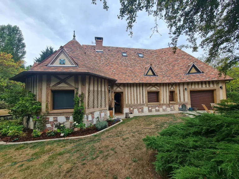 Maison normande à colombages restaurée, toiture en petites tuiles et tourelle – T2AE, Louviers