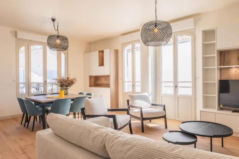 Séjour avec bibliothèque, meuble TV et colonnes de rangement sur mesure – T2AE, Louviers